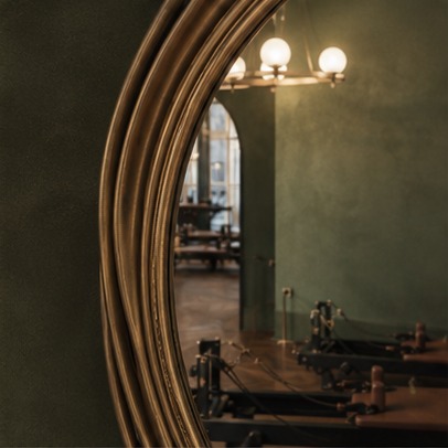 Round mirror detail